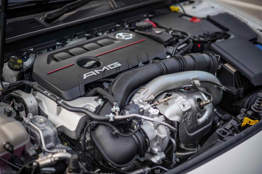 Моторный отсек Mercedes-AMG A35 4Matic Sedan (V177) 2019 года  (MY) (фото 7 из 9)